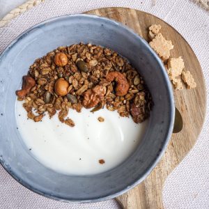 granola met koekkruiden in de yoghurt